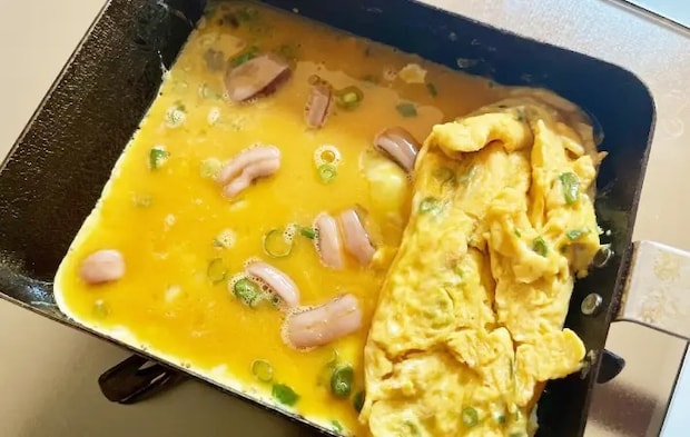 玉子焼きを焼いている画像（撮影：エニママ）