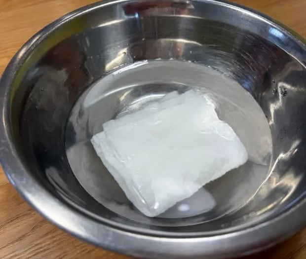 備蓄用圧縮タオルを水に浸している写真（撮影：grapeライフハック編集部）