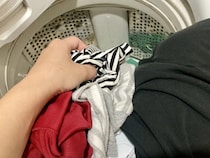 お気に入りの服、洗う前の工夫で？　色あせのリスクを減らす洗濯の裏ワザ【衣類ケア4選】