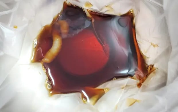ポリ袋に味ぽんとニンニクチューブを入れた画像（撮影：エニママ）