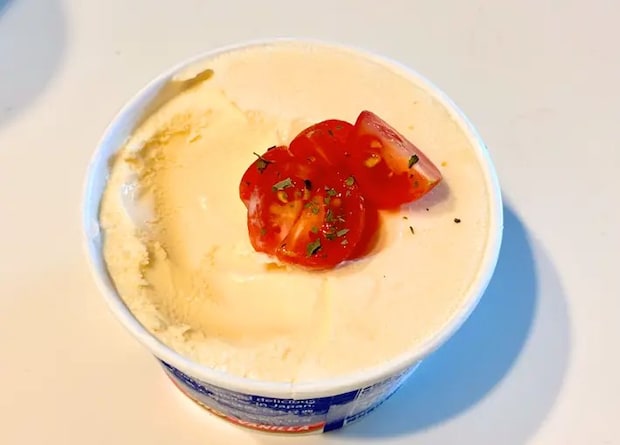 バジルをふりかけたトマトとアイスの画像（撮影：エニママ）