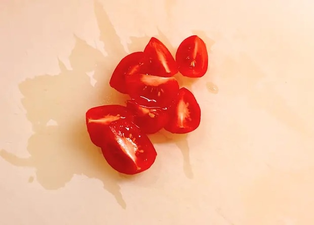 カットしたミニトマトの画像（撮影：エニママ）