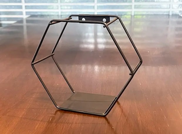 『アイアン壁掛けインテリア収納』の写真（撮影：grapeライフハック編集部）