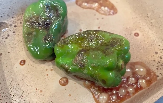 ピーマンにめんつゆをまわしかけて焼いた画像（撮影：エニママ）