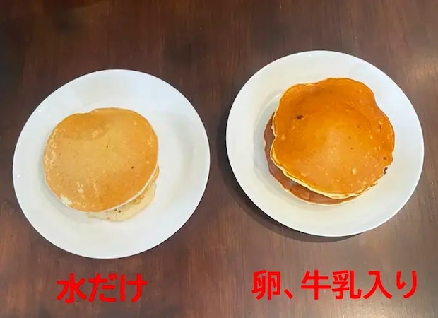 水だけのホットケーキ（左）と通常のホットケーキの写真（撮影：grapeフード編集部）