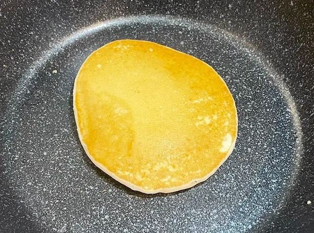 ホットケーキを焼く写真（撮影：grapeフード編集部）