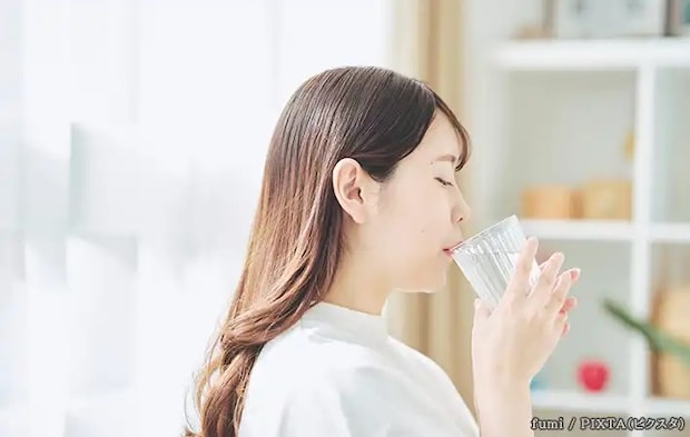 水を飲む女性の写真