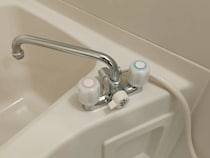 『お風呂』の床をゴシゴシこするのは待った！　汚れをスルッと落とす裏ワザとは【浴室掃除4選】