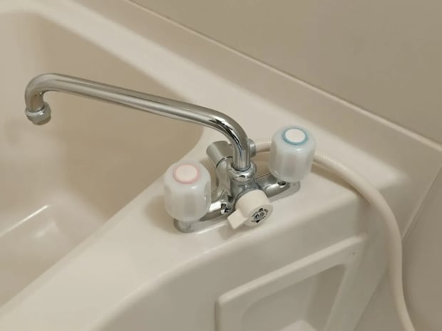 『お風呂』の床をゴシゴシこするのは待った! 汚れをスルッと落とす裏ワザとは【浴室掃除4選】