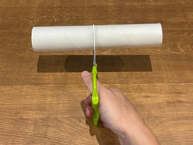 キッチンペーパーの芯をハサミでカットする場面（撮影：grapeライフハック編集部）