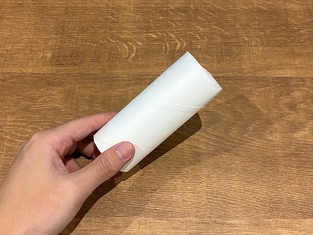 手で持った、半分にカットしたキッチンペーパーの芯（撮影：grapeライフハック編集部）