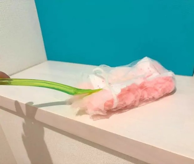 水切りネットをつけたハンディモップで掃除をする写真（撮影：grapeライフハック編集部）