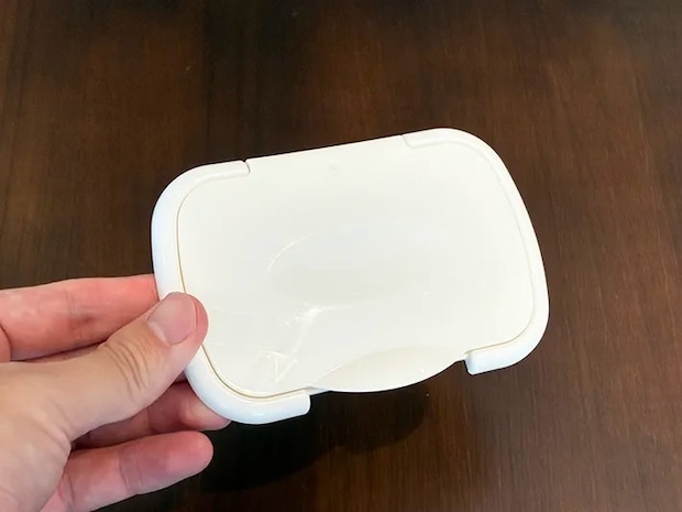 手で持ったウェットティッシュの蓋（撮影：grapeライフハック編集部）