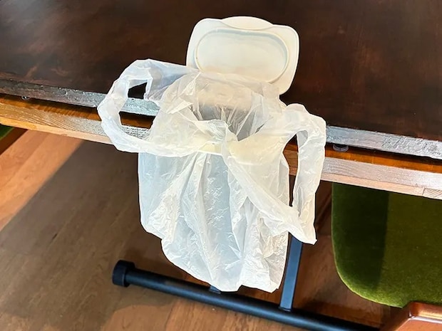 ビニール袋をセットし、机に取りつけたウェットティッシュの蓋（撮影：grapeライフハック編集部）