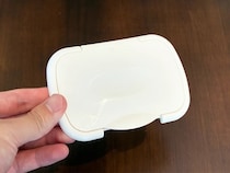 ウェットティッシュの蓋を机に貼るだけ！　30秒で作れる『ゴミ箱』が「便利」
