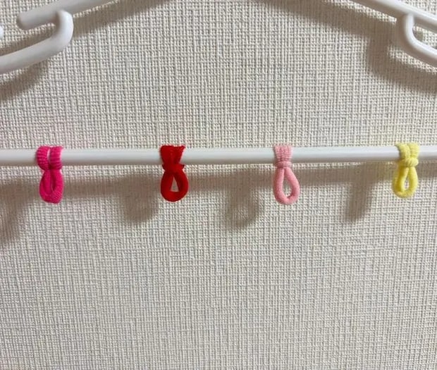 ヘアゴムの向きを整えた写真（撮影：grapeライフハック編集部）
