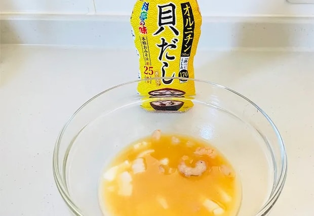シーフードミックスに液みそと熱湯を入れた画像（撮影：エニママ）
