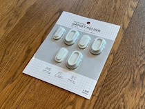 スリコのガジェットホルダーを使うと10秒で浮かせる収納ができる！　小物がスッキリして「部屋の整理ができた！」