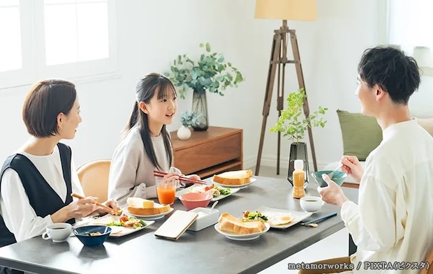 食事をする家族の写真