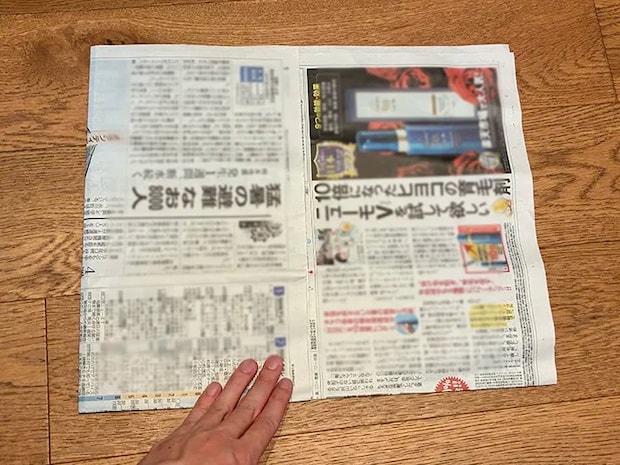 左から右に折った新聞紙（撮影：grapeライフハック編集部）