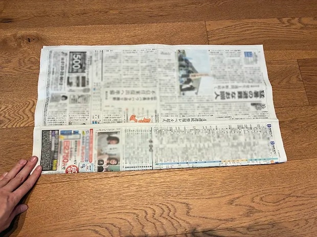 新聞紙を下から上に折る場面（撮影：grapeライフハック編集部）