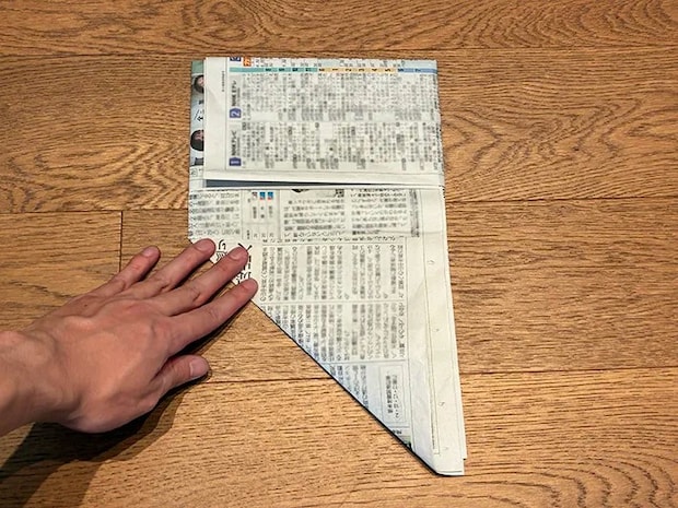 左下から三角に折った新聞紙（撮影：grapeライフハック編集部）