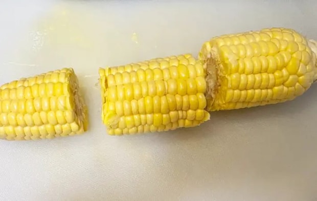 3つに切ったとうもろこしの画像（撮影：エニママ）