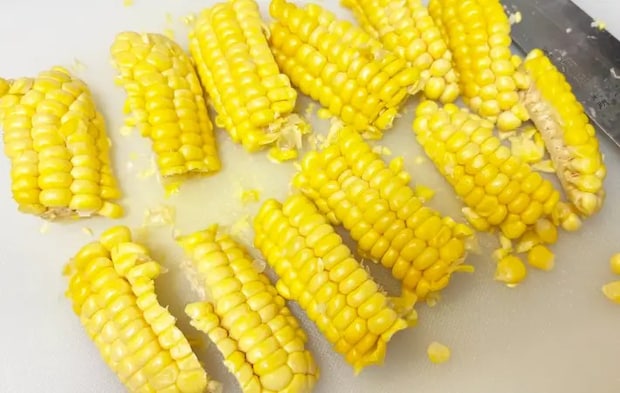 さらに4等分したとうもろこしの画像（撮影：エニママ）