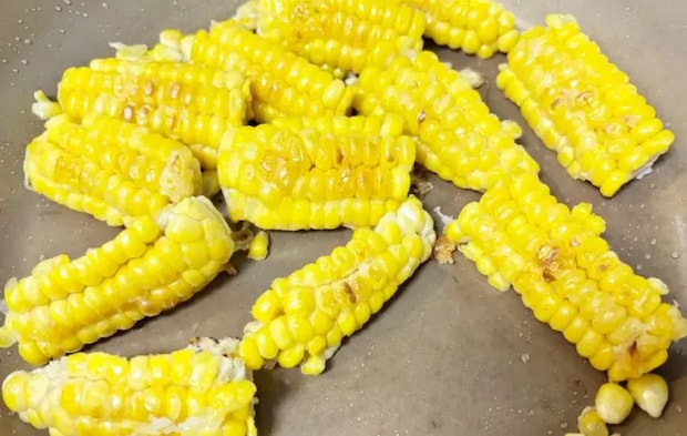 とうもろこしの側面を焼いている画像（撮影：エニママ）