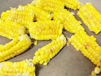 息子の食べる手が止まらない！トウモロコシに『大さじ1杯』まぶして焼いてみた