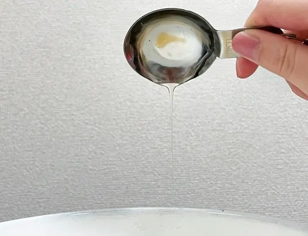 ハチミツを垂らす写真<p>筆者はオリーブオイルを使いましたが、サラダ油でもいいでしょう。キッチンペーパーに油を少量染み込ませて、計量スプーンに塗っていきます。</p><p>滑りがよくなり、ハチミツがきれいに落ちるそうです。</p>