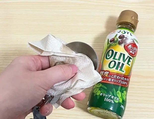 計量スプーンに油を塗る写真（撮影：grapeフード編集部）