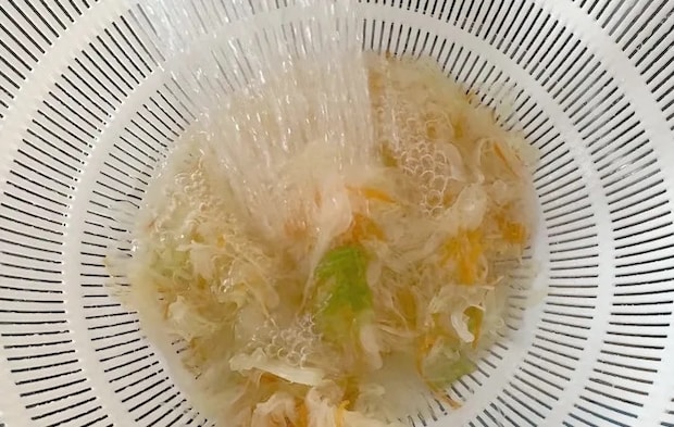 ゆでたカット野菜を冷やしている画像（撮影：エニママ）