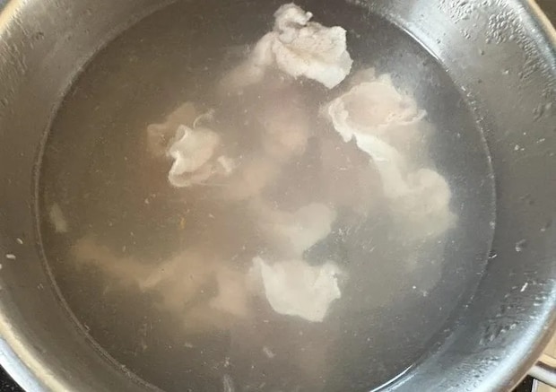 肉をゆでている画像（撮影：エニママ）
