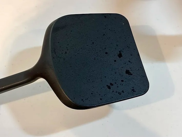 汚れがついたシリコン調理器具（撮影：grapeライフハック編集部）