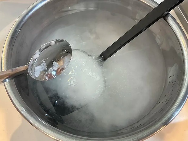 酢が入ったお湯に重曹を加えて泡が出る場面（撮影：grapeライフハック編集部）