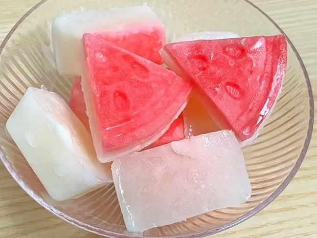 2層になった牛乳とかき氷シロップのアイスの写真（撮影：grapeフード編集部）