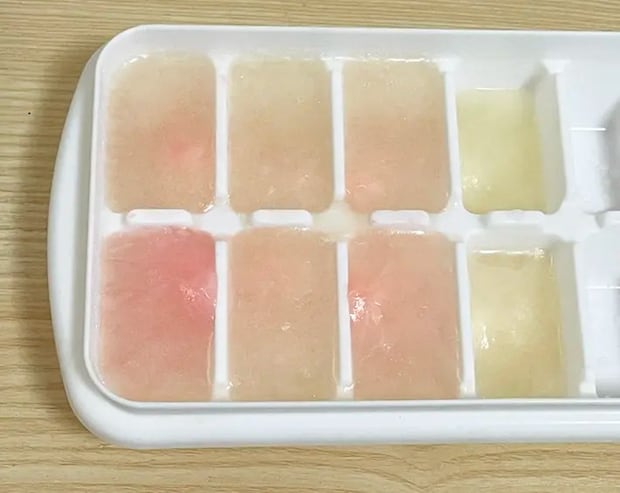 牛乳とかき氷シロップを製氷皿に入れ、混ぜずに凍らせた写真（撮影：grapeフード編集部）
