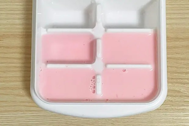 牛乳とかき氷シロップを混ぜて製氷皿に注いだ写真（撮影：grapeフード編集部）