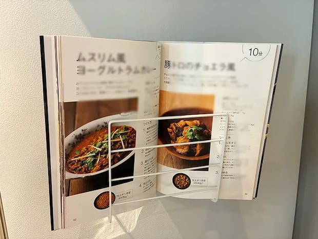 ワイヤーディッシュラックに収納した調理本（撮影：grapeライフハック編集部）