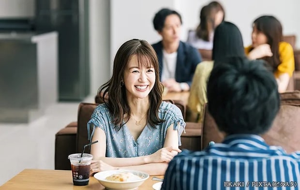 カフェを楽しむ人の写真