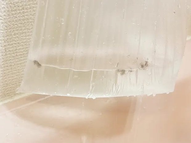 ホコリが浮く袋の写真（撮影：grapeライフハック編集部）