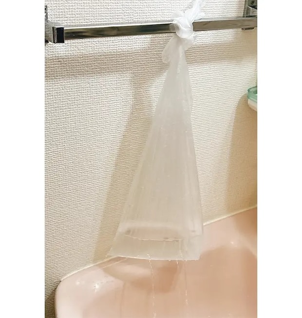 水が入った袋を吊るした写真（撮影：grapeライフハック編集部）