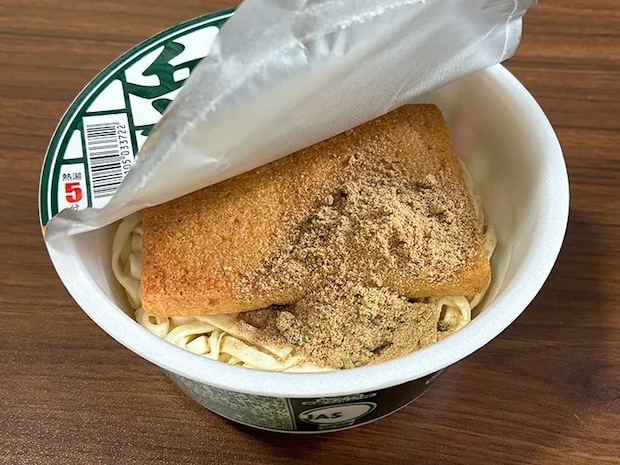 かやくをかけたカップうどん（撮影：grapeライフハック編集部）