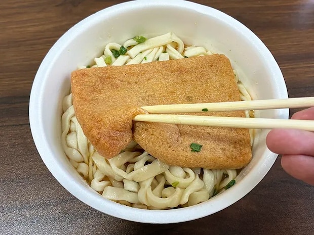 箸で押すカップうどんの油揚げ（撮影：grapeライフハック編集部）