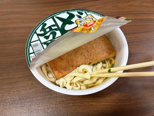 水を注いで30分待った後のカップうどん（撮影：grapeライフハック編集部）