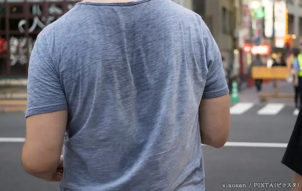 グレーのTシャツを着た人の写真
