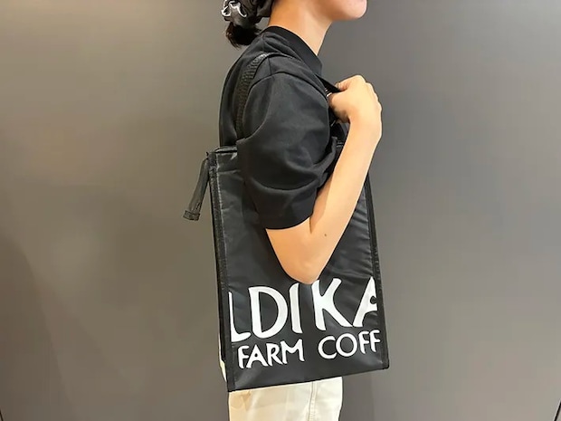 カルディの保冷バッグを肩に掛ける女性（撮影：grape編集部）