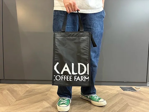 カルディの保冷バッグを手にする男性（撮影：grape編集部）