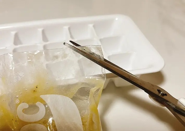 保存袋の端を切る写真（撮影:grapeフード編集部）